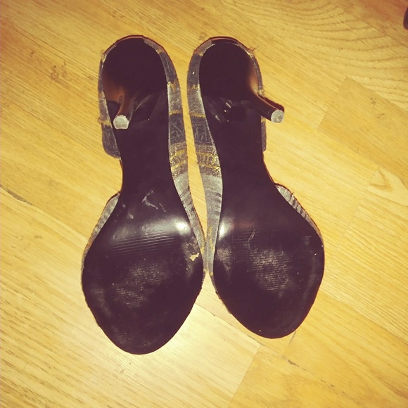 ๐ฃHost Pick๐ฃ Carlos Santana Gold & Grey Heels - Picture 5 of 5
